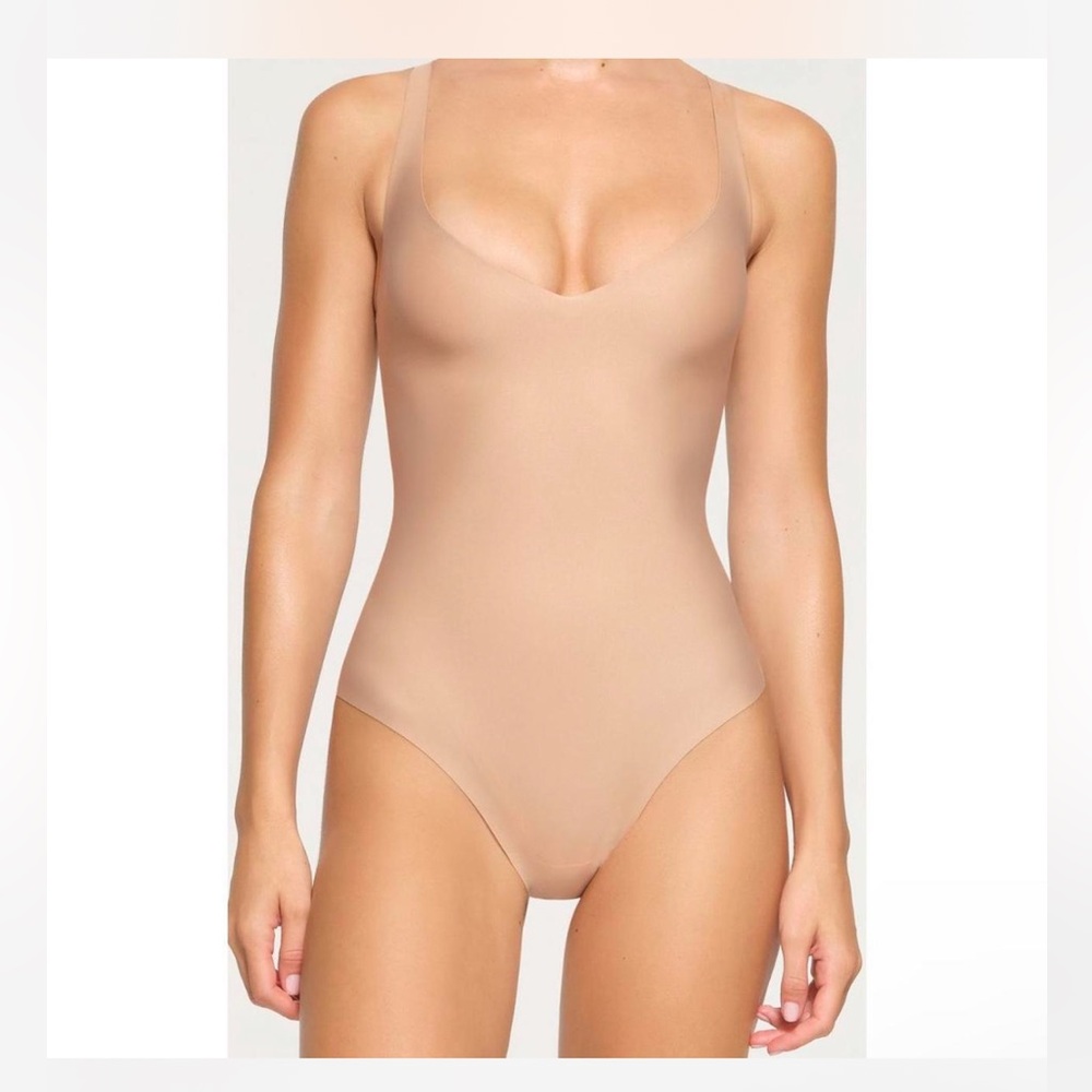 Skims unlined plunge thong bodysuit
Never worn, with tags